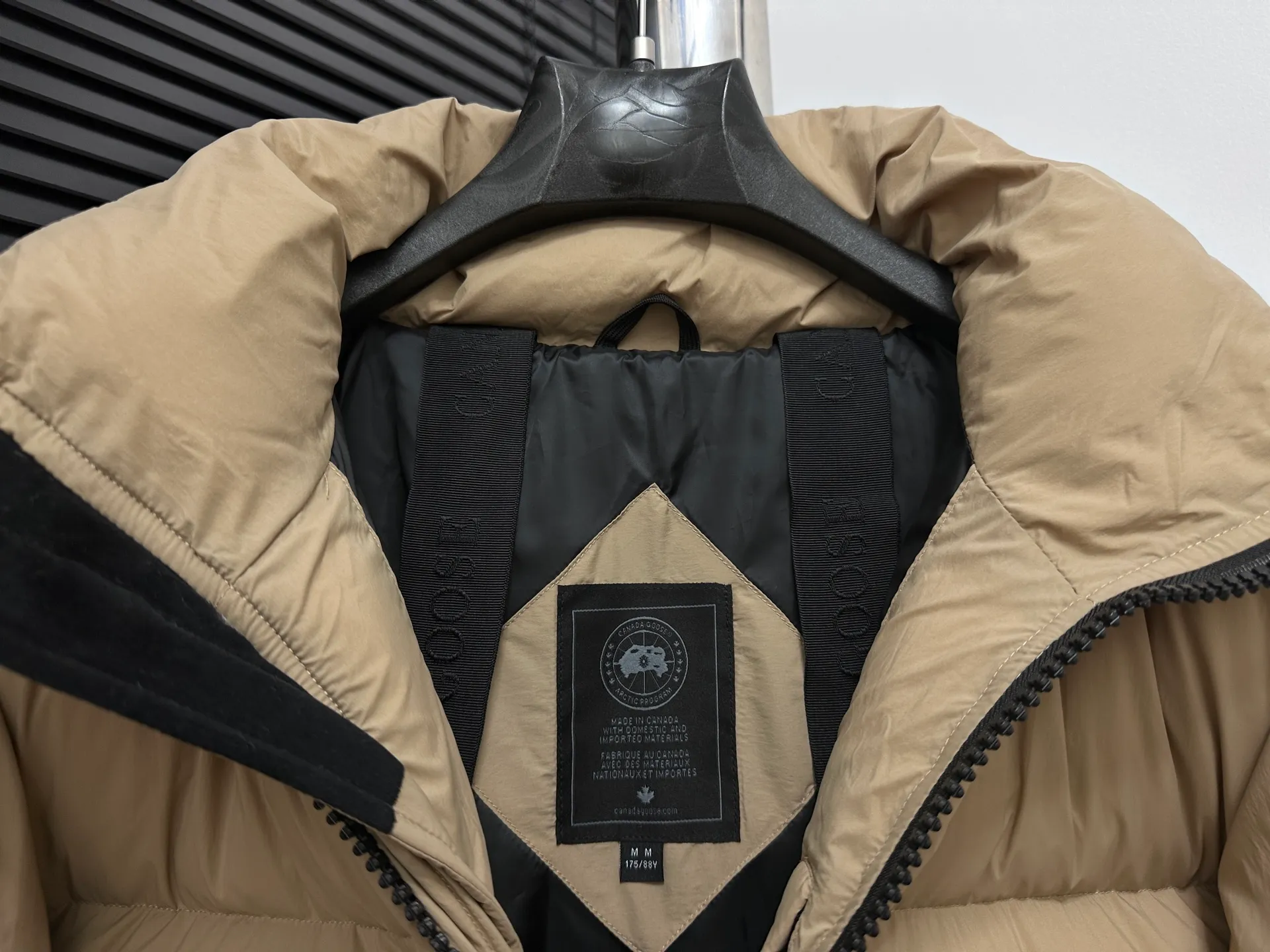 P840 【Canada gooes】Large Goose Sleeve Stand Collar Down Jacket Lawrence down jacket provides basic protection for daily adventures. Delicately soft fabric, this is a water-repellent fabric that is soft to the touch yet durable. Filled with extremely fluffy white duck down. This piece has a quilted body and structured down. Padded collar and reflective double-stripe grip tape. Extended hem and tucked-in inner rib-knit cuffs. Size: XS-2XL